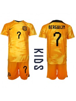 Otroški Nogometna dresi replika Nizozemska Steven Bergwijn #7 Domači SP 2022 Kratek rokav (+ hlače)